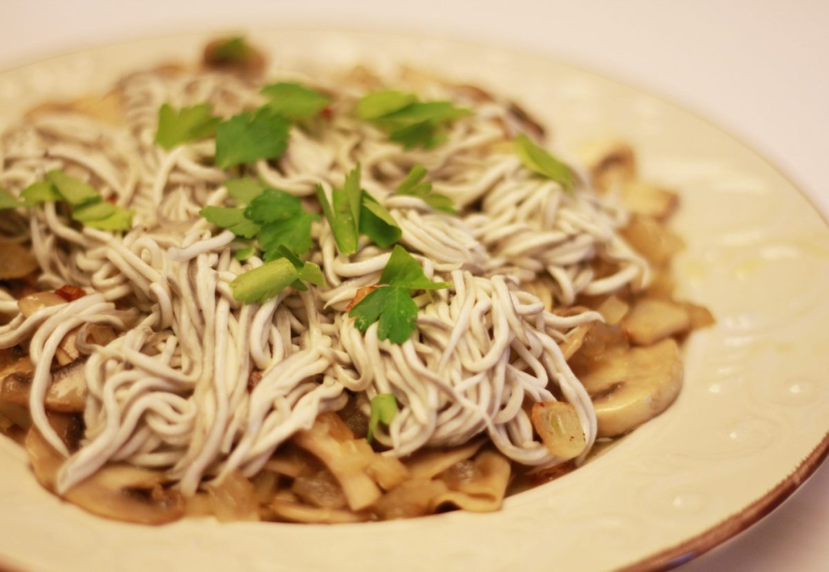 Gulas al ajillo con champiñones