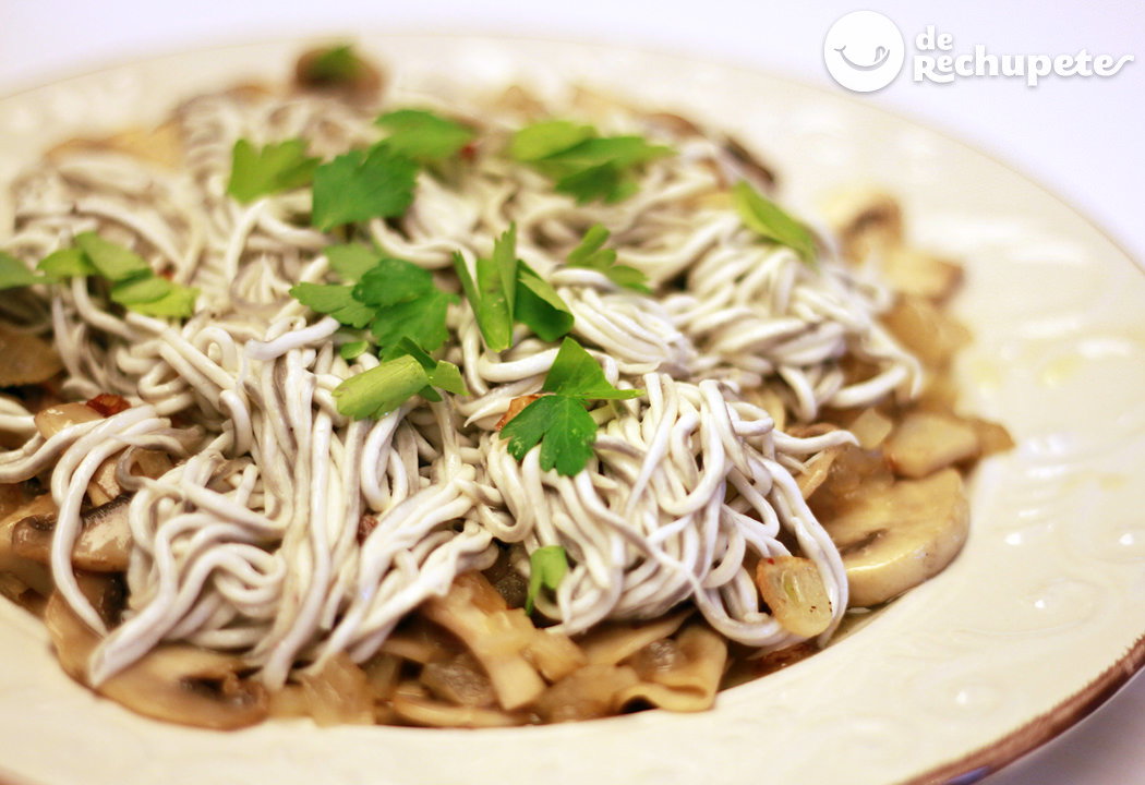 Gulas al ajillo con champiñones. Receta fácil y rápida