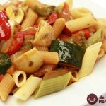 Macarrones con pisto y champiñones