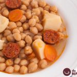 Cazuela de garbanzos con chorizo. Cuchareo a tope para combatir el frío