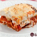 Lasaña de merluza y gambas. Receta casera cremosa y fácil para lucirte