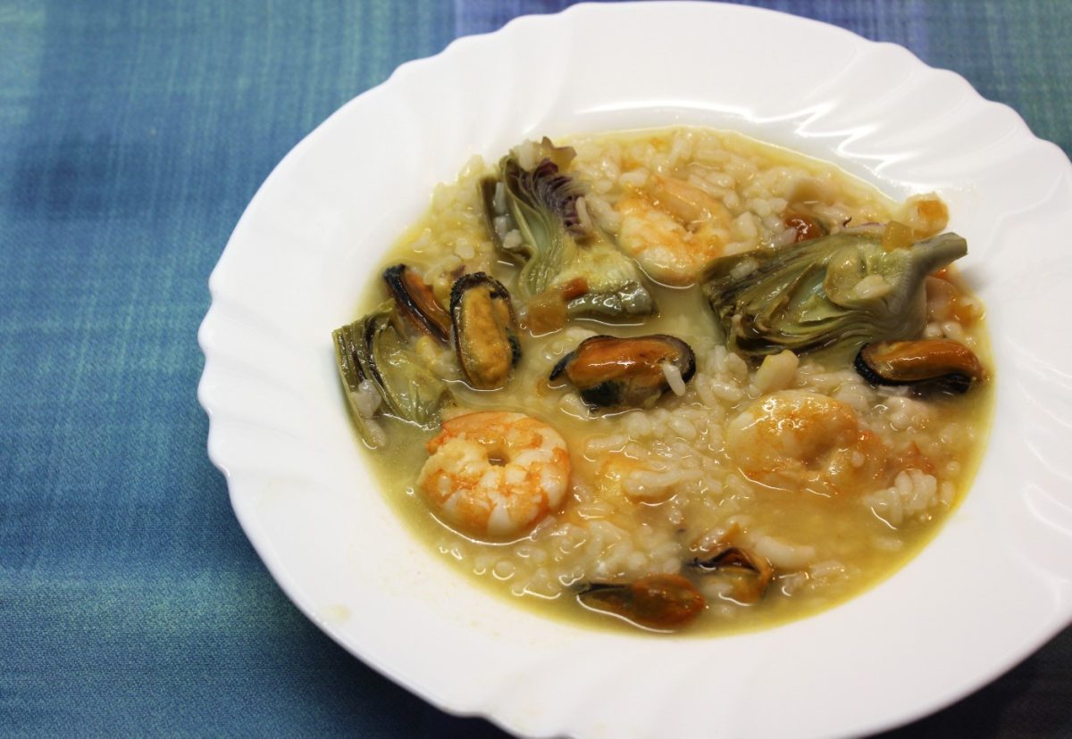 Arroz caldoso con alcachofas y langostinos