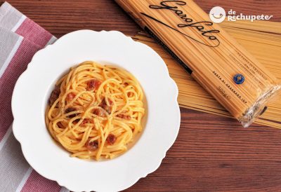 Espaguetis con salsa carbonara, al modo italiano con huevo