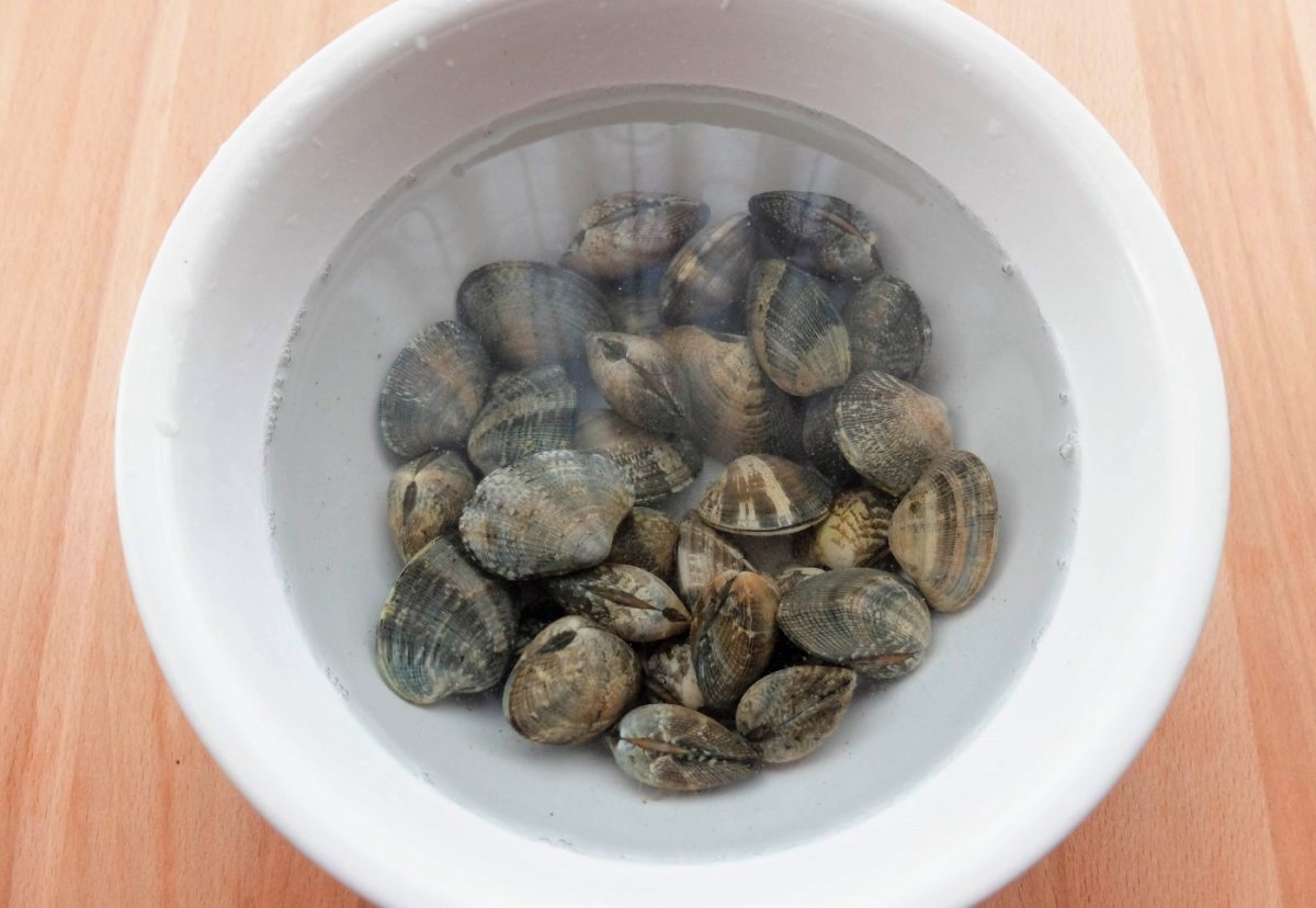 Cazuela marinera de sepia con almejas y guisantes