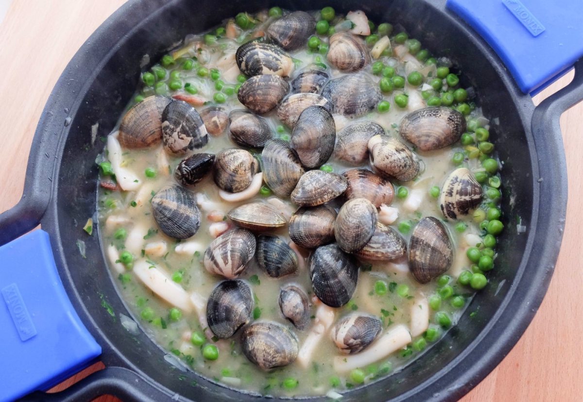 Cazuela marinera de sepia con almejas y guisantes