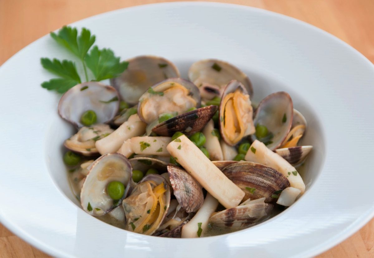 Cazuela marinera de sepia con almejas y guisantes