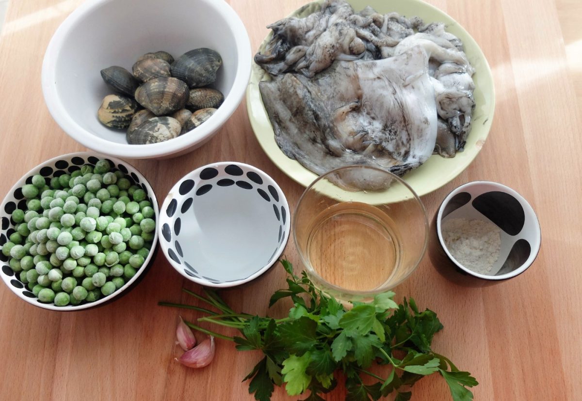 Cazuela marinera de sepia con almejas y guisantes