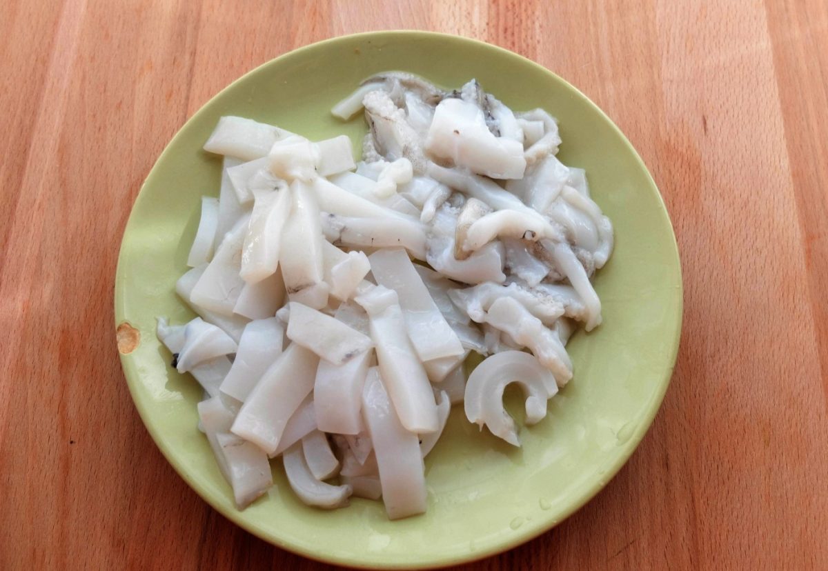 Cazuela marinera de sepia con almejas y guisantes