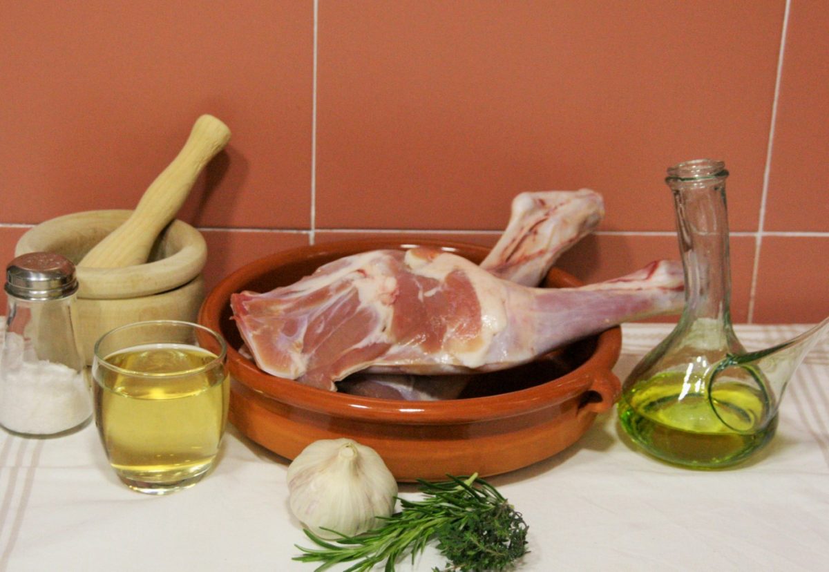 Pata de cordero lechal al horno con finas hierbas