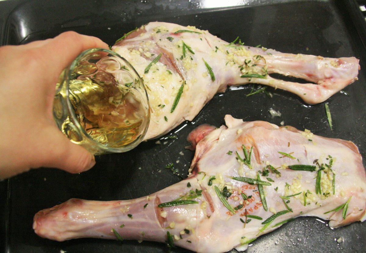 Pata de cordero lechal al horno con finas hierbas