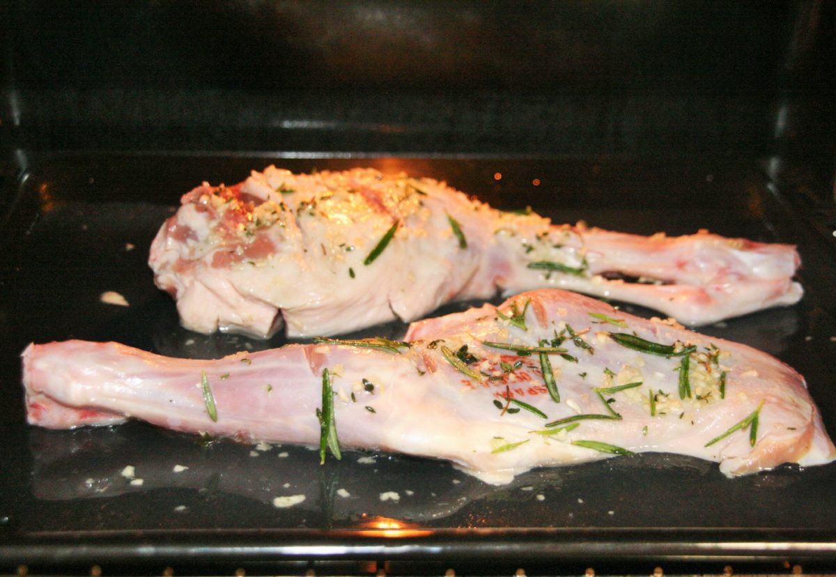 Pata de cordero lechal al horno con finas hierbas