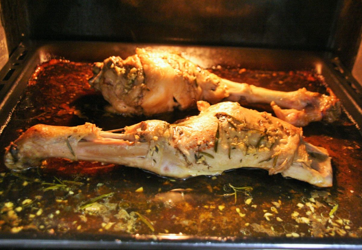 Pata de cordero lechal al horno con finas hierbas