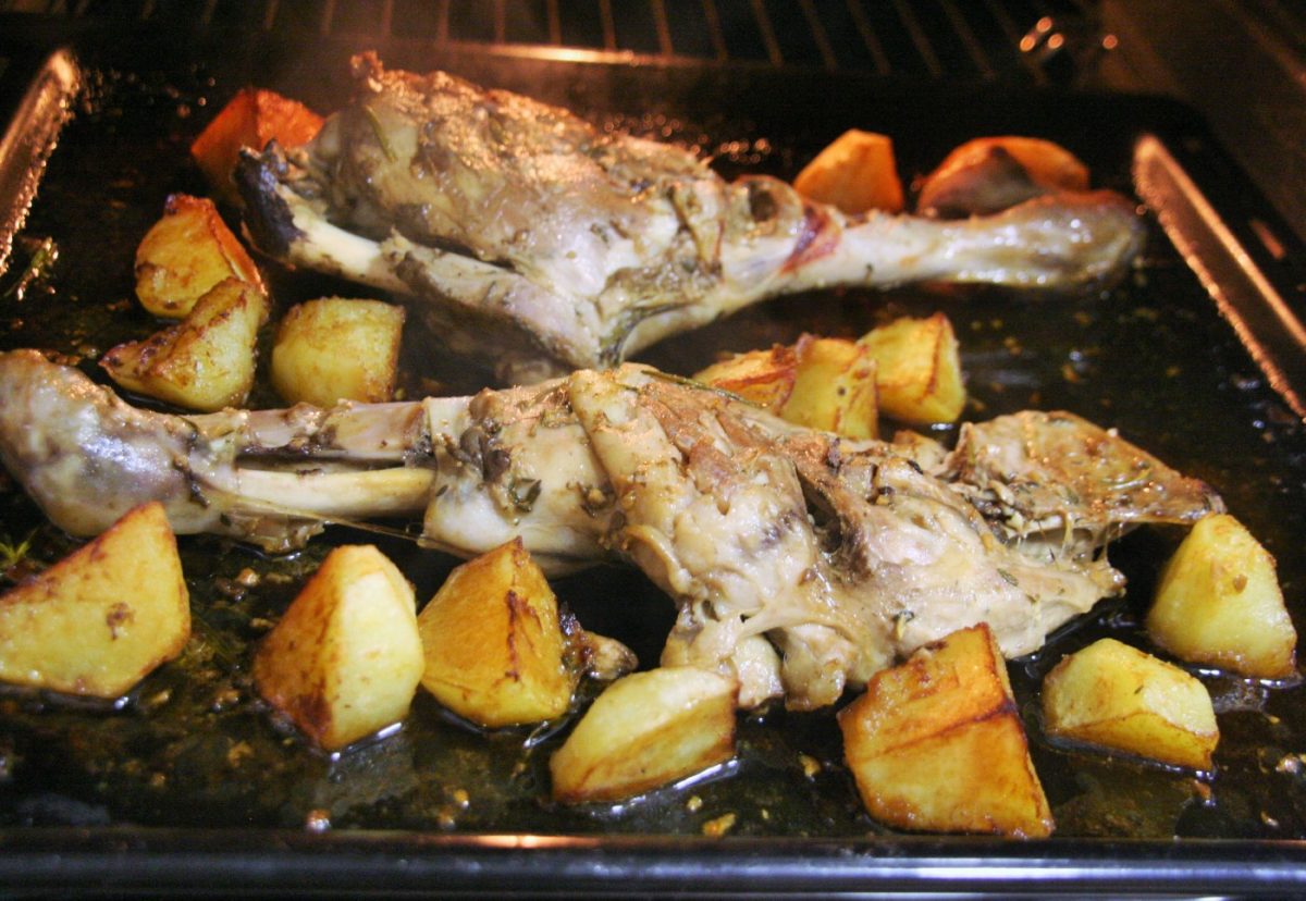 Pata de cordero lechal al horno con finas hierbas