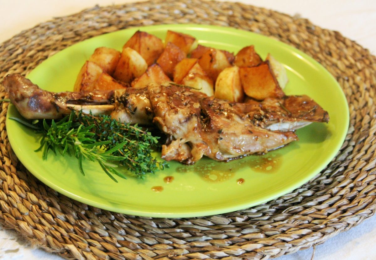 Pata de cordero lechal al horno con finas hierbas
