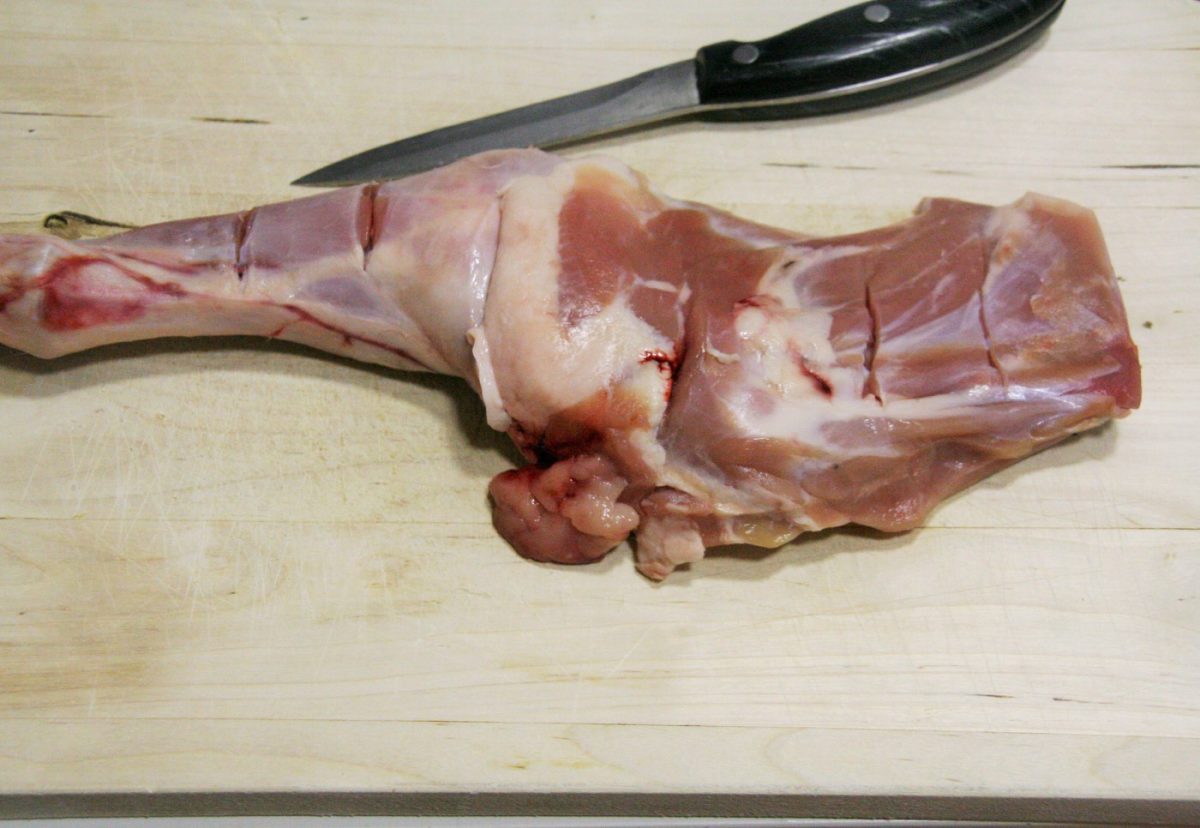Pata de cordero lechal al horno con finas hierbas