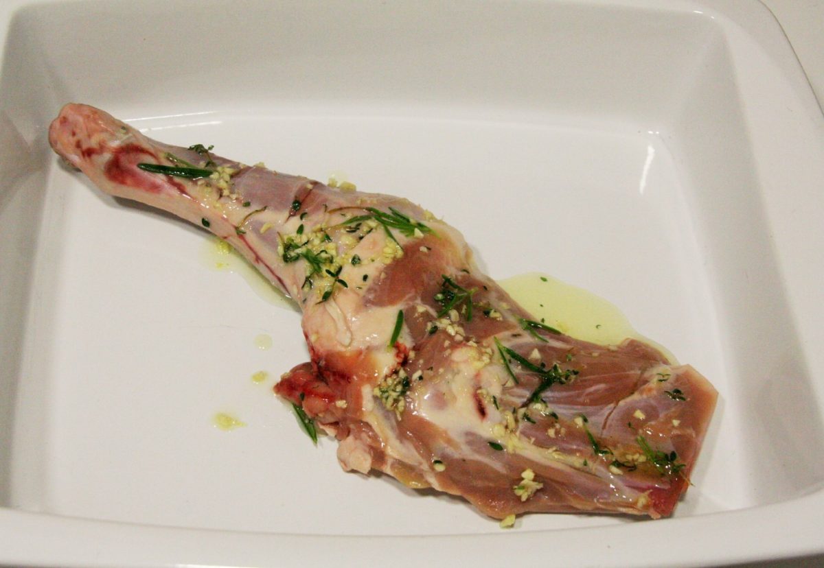 Pata de cordero lechal al horno con finas hierbas
