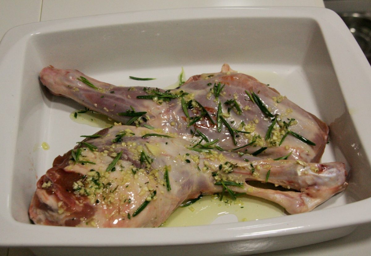 Pata de cordero lechal al horno con finas hierbas