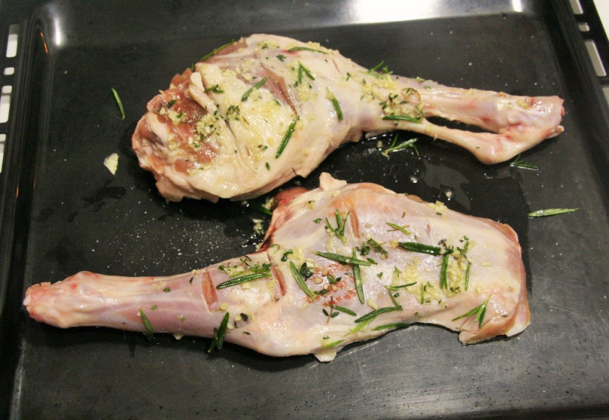 Pata de cordero lechal al horno con finas hierbas