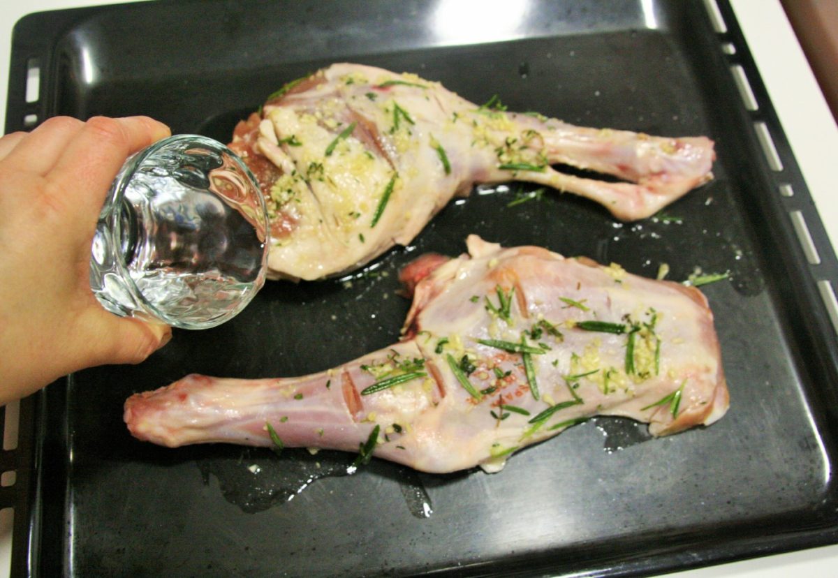 Pata de cordero lechal al horno con finas hierbas