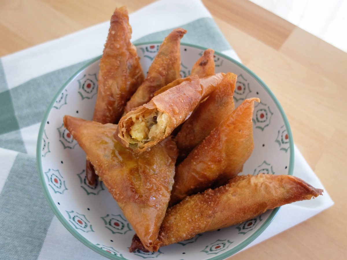 Samosas fritas y rellenas de verduras
