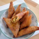 Samosas fritas y rellenas de verduras