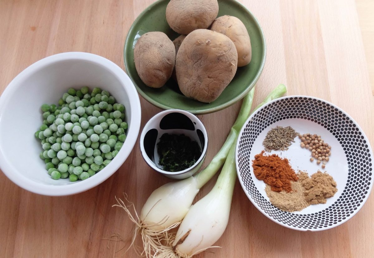 Samosas fritas y rellenas de verduras, patata y guisantes