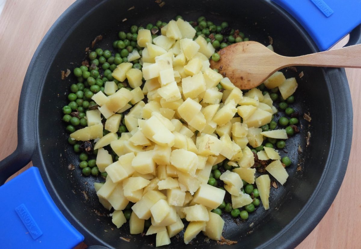Samosas fritas y rellenas de verduras, patata y guisantes