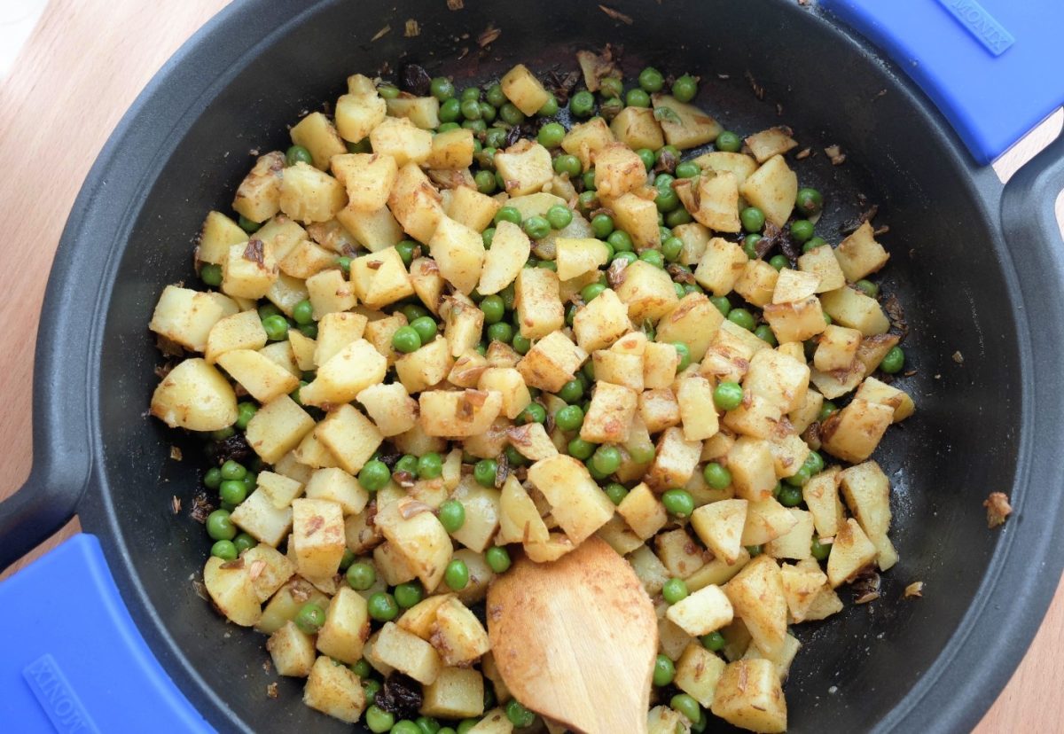 Samosas fritas y rellenas de verduras, patata y guisantes