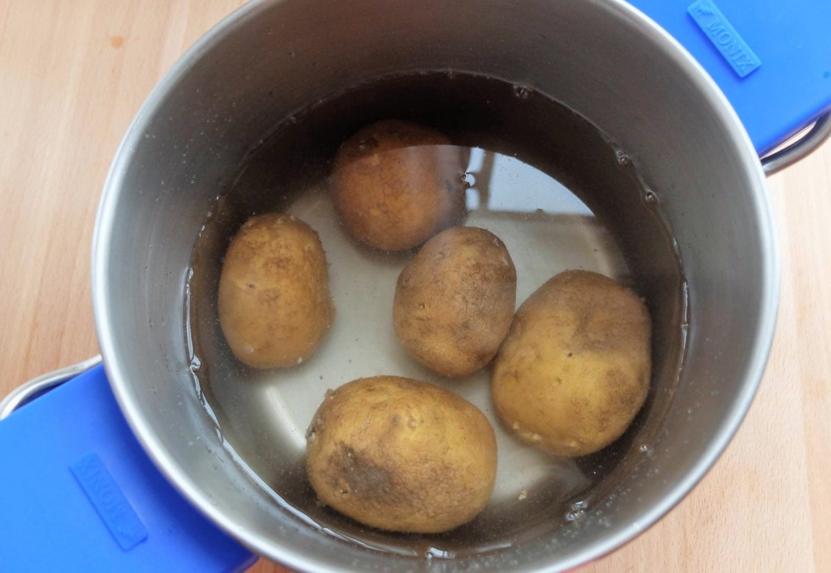 Samosas fritas y rellenas de verduras, patata y guisantes