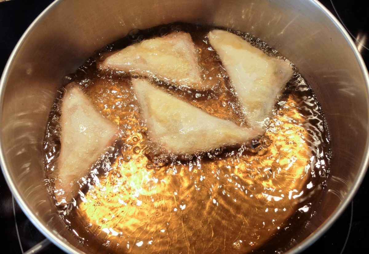 Samosas fritas y rellenas de verduras, patata y guisantes