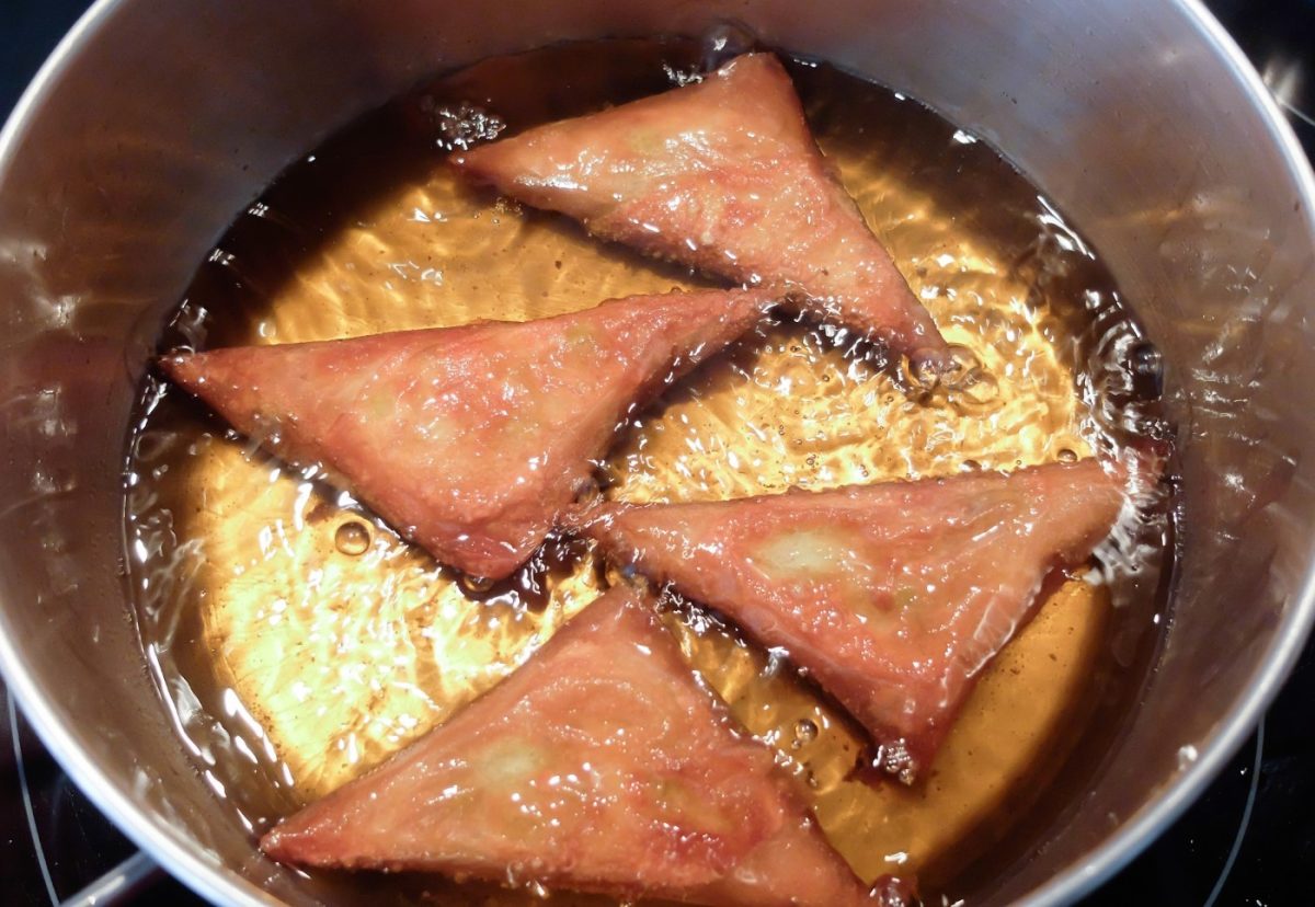 Samosas fritas y rellenas de verduras, patata y guisantes