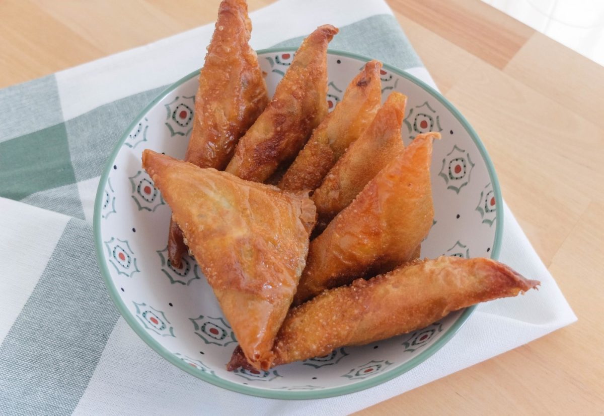 Samosas fritas y rellenas de verduras, patata y guisantes