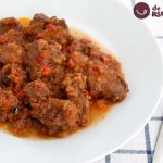 Carne con tomate. Receta tradicional de ternera guisada con tomate