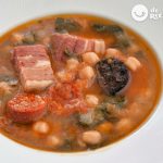 Guiso de garbanzos con compango y espinacas, un plato reconfortante