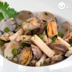 Cazuela marinera de sepia con almejas y guisantes