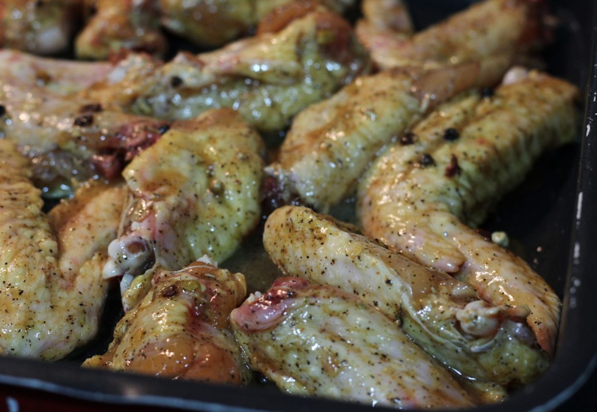 Alitas de pollo a la cerveza acompañadas de arroz blanco