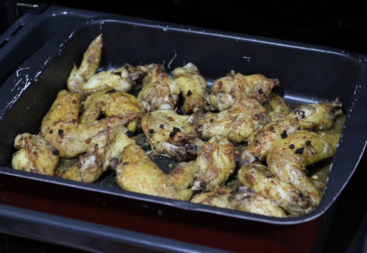 Alitas de pollo a la cerveza acompañadas de arroz blanco