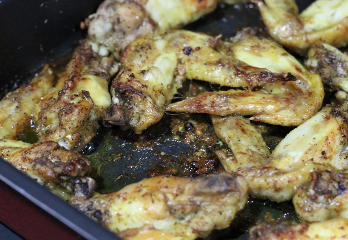 Alitas de pollo a la cerveza acompañadas de arroz blanco