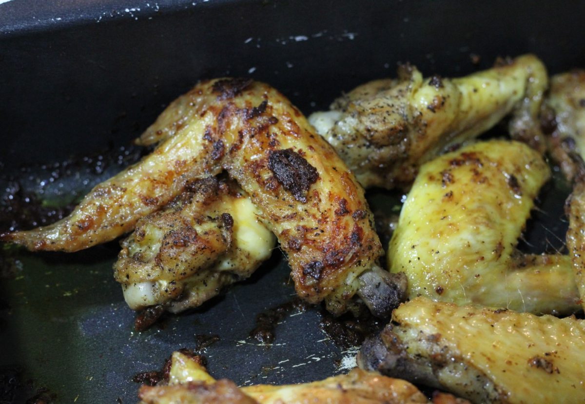 Alitas de pollo a la cerveza acompañadas de arroz blanco