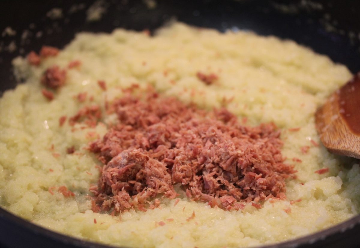 Centolla o centollo gratinado con langostinos y lacón