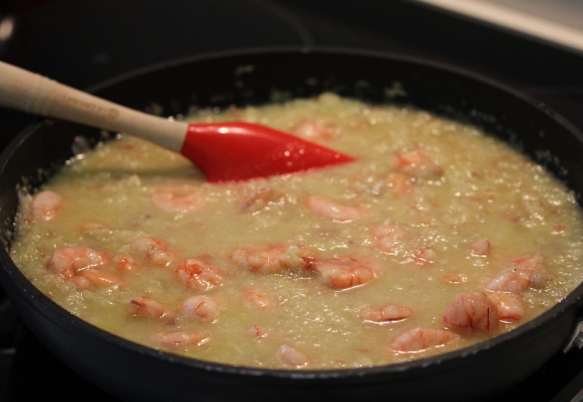 Centolla o centollo gratinado con langostinos y lacón