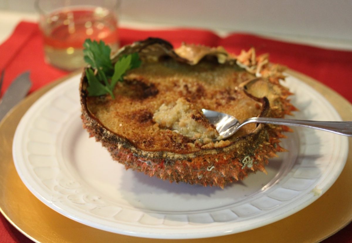 Centolla o centollo gratinado con langostinos y lacón