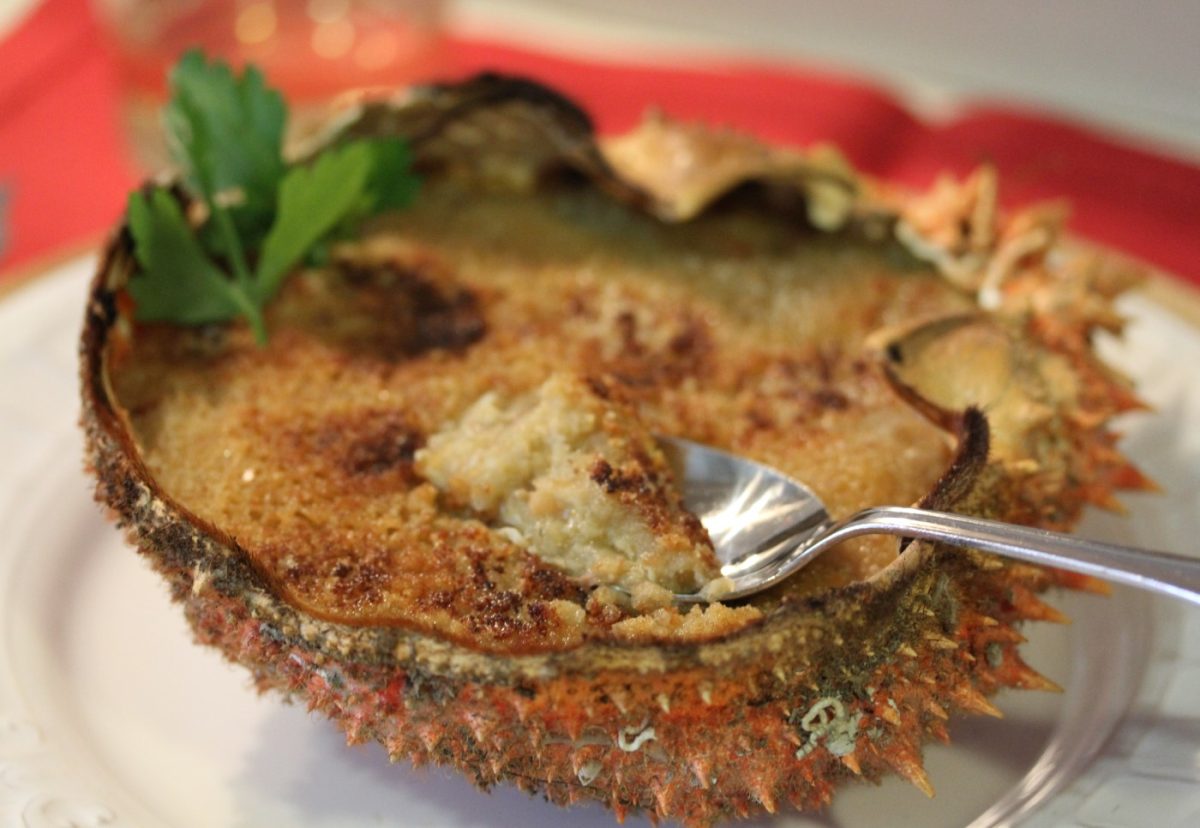 Centolla o centollo gratinado con langostinos y lacón