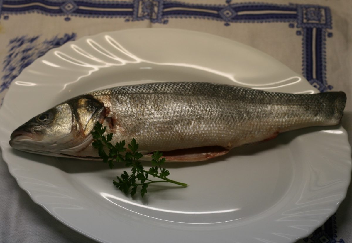 Lubina al horno con arroz de guisantes