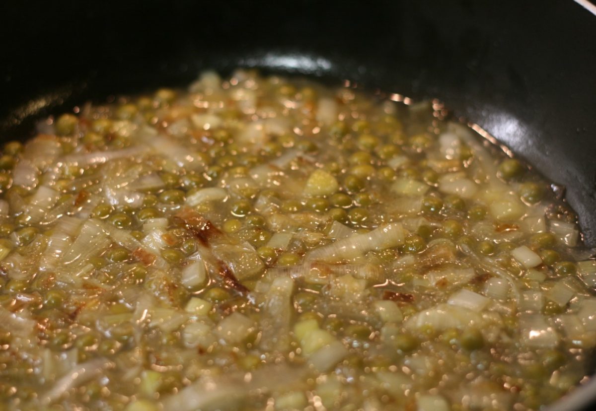 Lubina al horno con arroz de guisantes