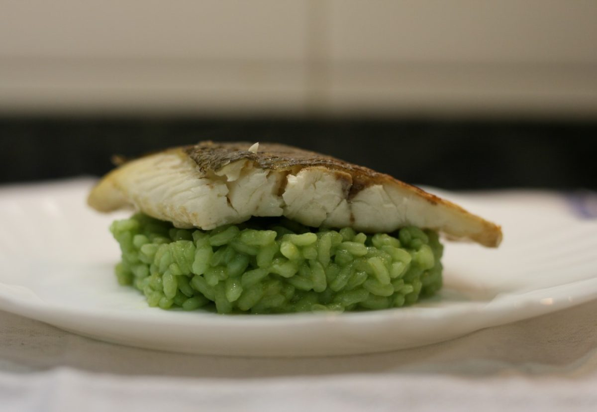 Lubina al horno con arroz de guisantes