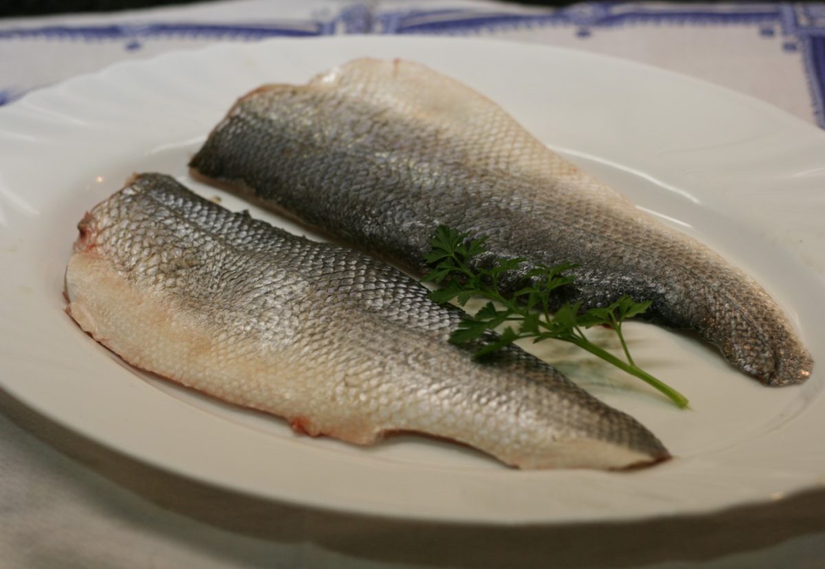 Lubina al horno con arroz de guisantes