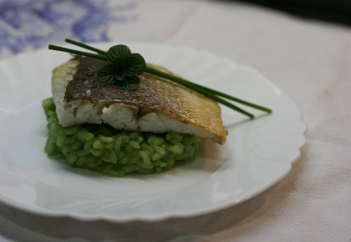 Lubina al horno con arroz de guisantes
