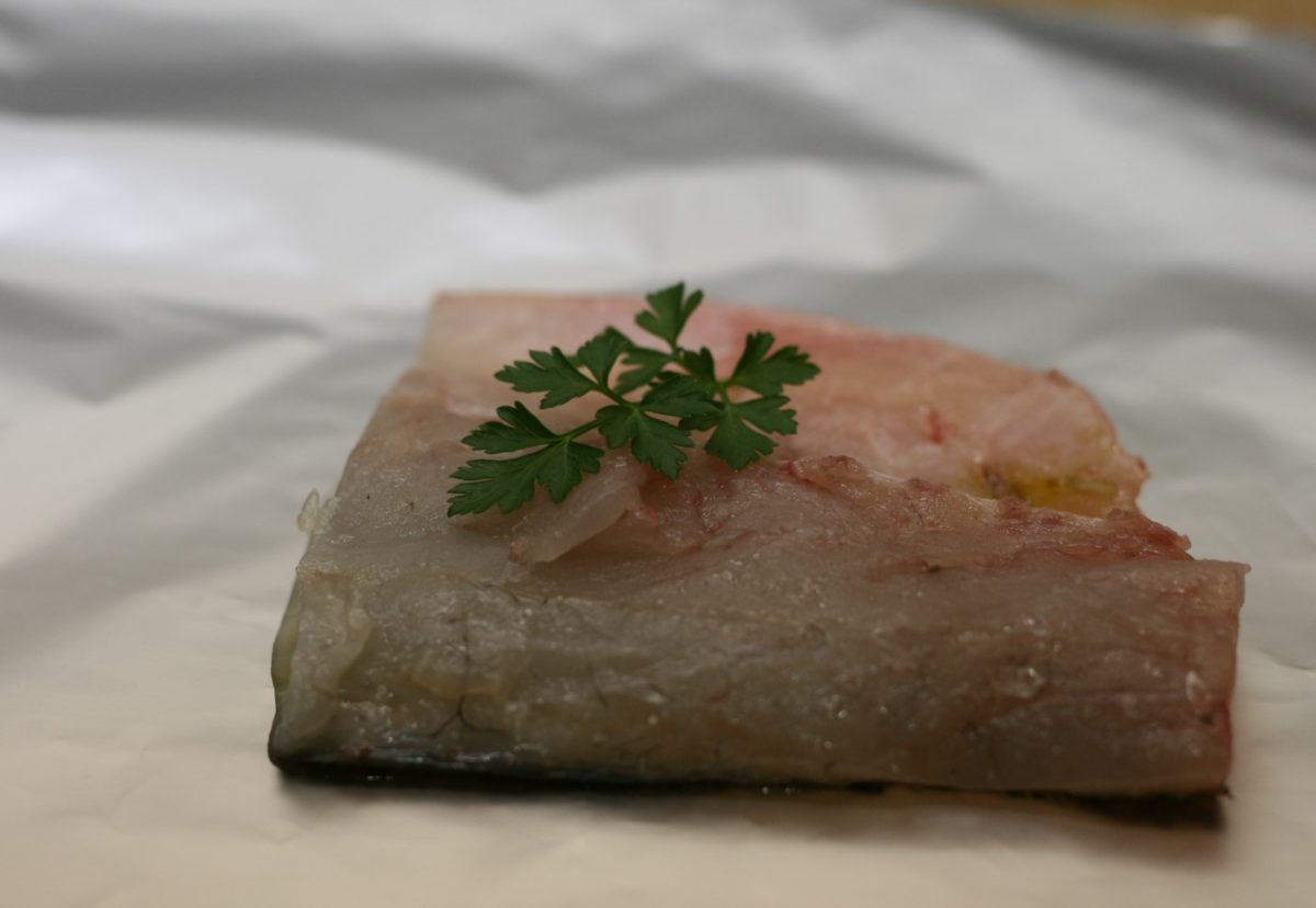Lubina al horno con arroz de guisantes