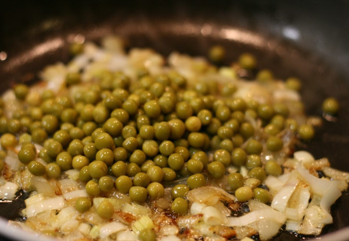 Lubina al horno con arroz de guisantes